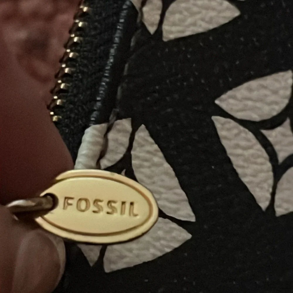 Fossil Sydney signature clutch crossbody in black and bone leather NWOT
